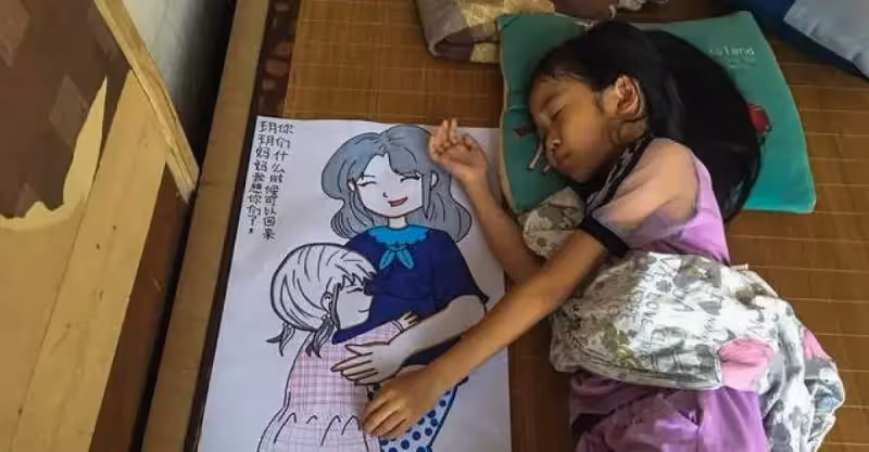 妹妹患重病，姐姐和92歲曾祖母撿廢品補貼家用，每天抱著妹妹畫像入睡：等你平安回來！