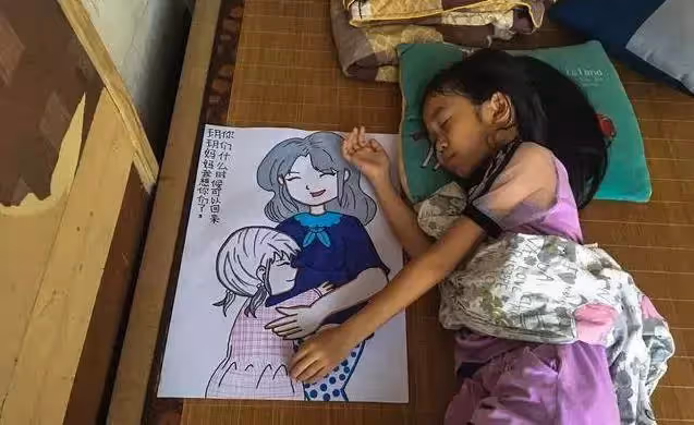 妹妹患重病,姐姐和92歲曾祖母撿廢品補貼家用,每天抱著妹妹畫像入睡:等你平安回來!