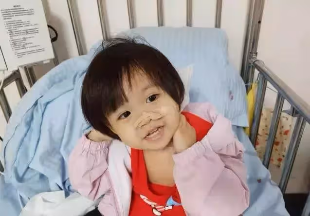 妹妹患重病,姐姐和92歲曾祖母撿廢品補貼家用,每天抱著妹妹畫像入睡:等你平安回來!