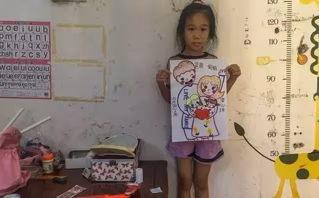 妹妹患重病,姐姐和92歲曾祖母撿廢品補貼家用,每天抱著妹妹畫像入睡:等你平安回來!