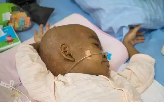 妹妹患重病,姐姐和92歲曾祖母撿廢品補貼家用,每天抱著妹妹畫像入睡:等你平安回來!
