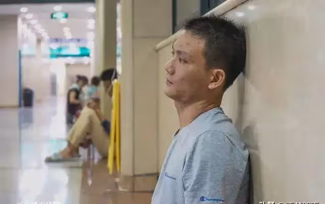 妹妹患重病,姐姐和92歲曾祖母撿廢品補貼家用,每天抱著妹妹畫像入睡:等你平安回來!