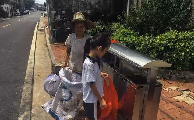 妹妹患重病,姐姐和92歲曾祖母撿廢品補貼家用,每天抱著妹妹畫像入睡:等你平安回來!