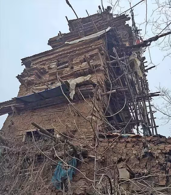 55歲低智老漢為2個弟弟蓋房,徒手建起7層孤樓,村民卻說:你弟弟不會回來了