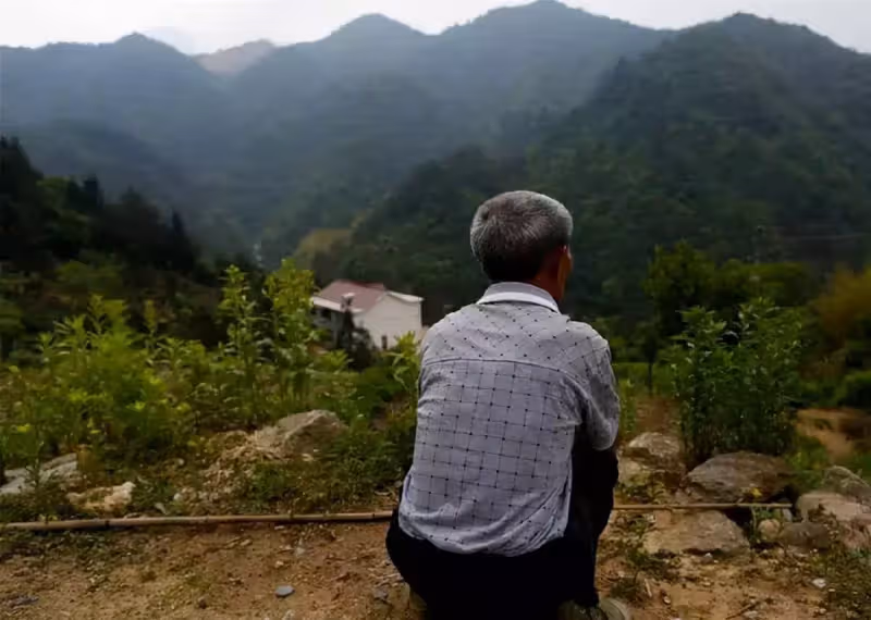 55歲低智老漢為2個弟弟蓋房,徒手建起7層孤樓,村民卻說:你弟弟不會回來了