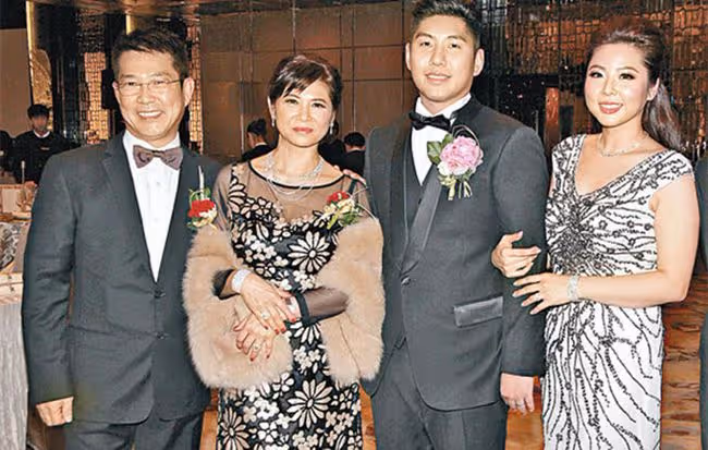 64歲元彪與梁家仁聚會，喝到滿臉通紅太盡興，住億元豪宅生活富貴