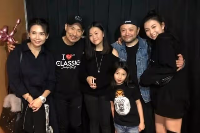 美人胚子!邱淑貞大女兒罕見曬妹妹素顏照,長相甜美越來越像媽媽