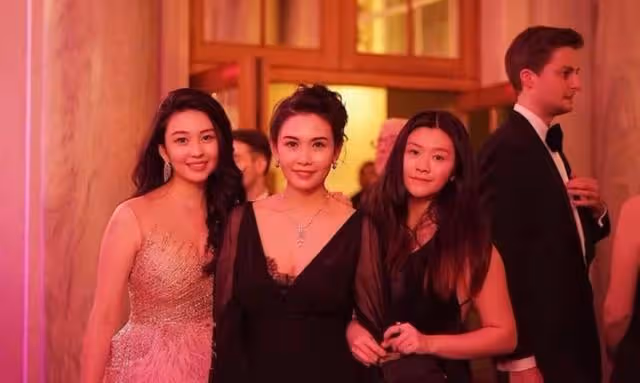 美人胚子!邱淑貞大女兒罕見曬妹妹素顏照,長相甜美越來越像媽媽
