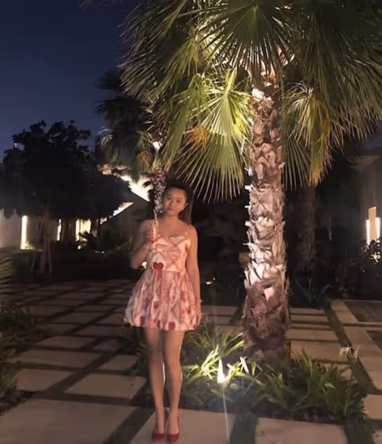 美人胚子!邱淑貞大女兒罕見曬妹妹素顏照,長相甜美越來越像媽媽