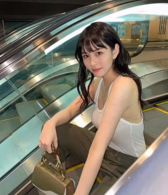 美人胚子!邱淑貞大女兒罕見曬妹妹素顏照,長相甜美越來越像媽媽