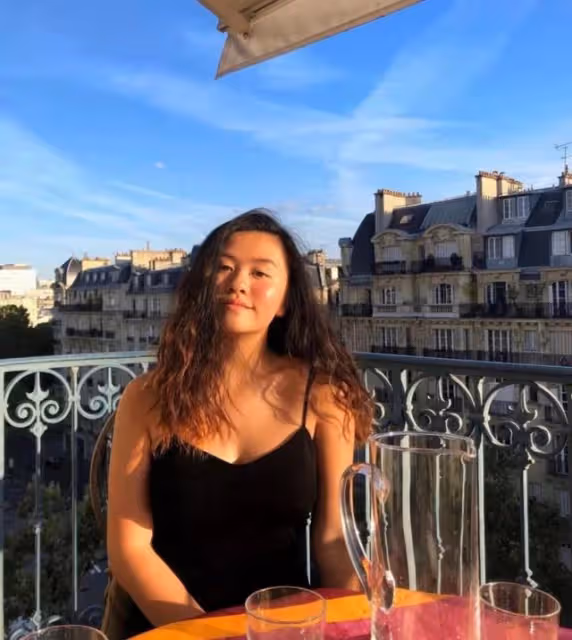 美人胚子!邱淑貞大女兒罕見曬妹妹素顏照,長相甜美越來越像媽媽