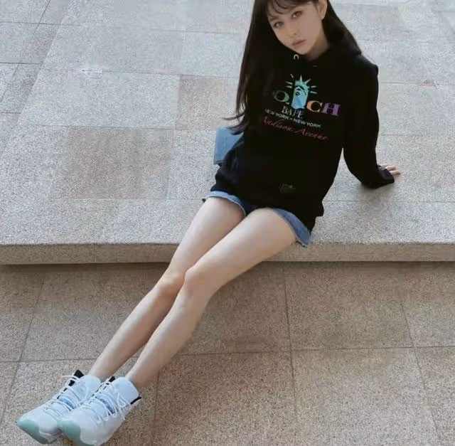 美人胚子!邱淑貞大女兒罕見曬妹妹素顏照,長相甜美越來越像媽媽