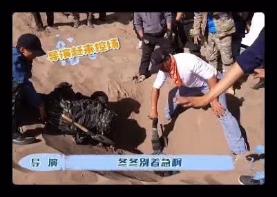 女演員沙漠拍戲遇意外!跌落流沙中被迅速淹沒,僅露頭部情緒崩潰