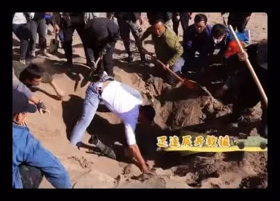 女演員沙漠拍戲遇意外!跌落流沙中被迅速淹沒,僅露頭部情緒崩潰