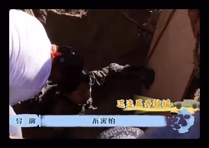 女演員沙漠拍戲遇意外!跌落流沙中被迅速淹沒,僅露頭部情緒崩潰