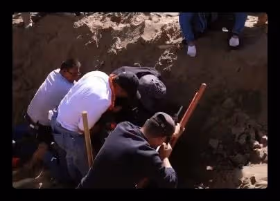 女演員沙漠拍戲遇意外!跌落流沙中被迅速淹沒,僅露頭部情緒崩潰