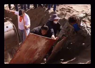 女演員沙漠拍戲遇意外!跌落流沙中被迅速淹沒,僅露頭部情緒崩潰
