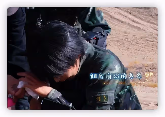 女演員沙漠拍戲遇意外!跌落流沙中被迅速淹沒,僅露頭部情緒崩潰