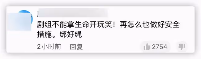 女演員沙漠拍戲遇意外!跌落流沙中被迅速淹沒,僅露頭部情緒崩潰