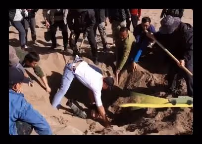 女演員沙漠拍戲遇意外!跌落流沙中被迅速淹沒,僅露頭部情緒崩潰