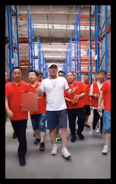 旭日陽剛王旭惹爭議,挺肚腩跳舞姿勢誇張,被喊話好好唱歌別賣傻