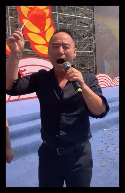 旭日陽剛王旭惹爭議,挺肚腩跳舞姿勢誇張,被喊話好好唱歌別賣傻