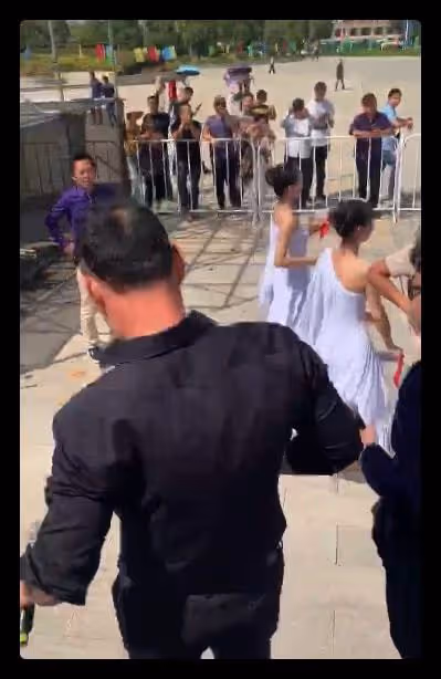 旭日陽剛王旭惹爭議,挺肚腩跳舞姿勢誇張,被喊話好好唱歌別賣傻