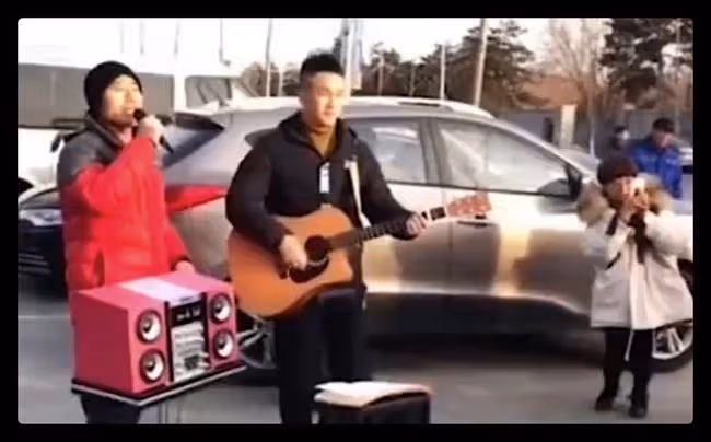 旭日陽剛王旭惹爭議,挺肚腩跳舞姿勢誇張,被喊話好好唱歌別賣傻