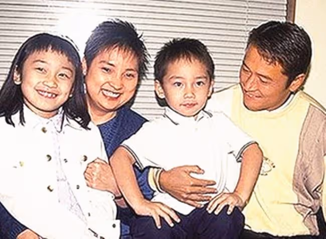 苗僑偉為愛子慶生，28歲兒子身材高大太像媽，戀上富二代長居國外