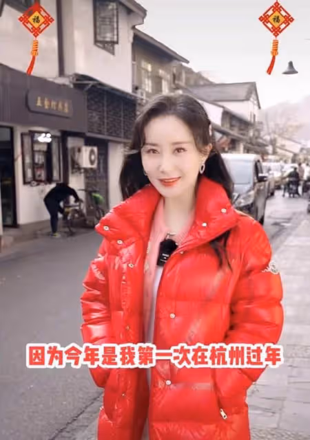 舒暢自曝留杭州過年,逛路邊平價小攤無人識,買10元零嘴討價還價