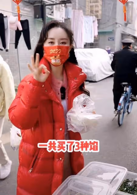 舒暢自曝留杭州過年,逛路邊平價小攤無人識,買10元零嘴討價還價