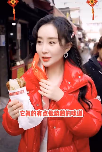 舒暢自曝留杭州過年,逛路邊平價小攤無人識,買10元零嘴討價還價
