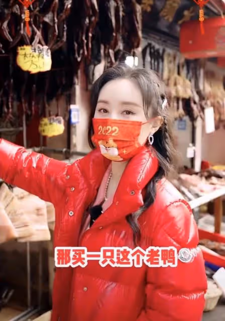 舒暢自曝留杭州過年,逛路邊平價小攤無人識,買10元零嘴討價還價