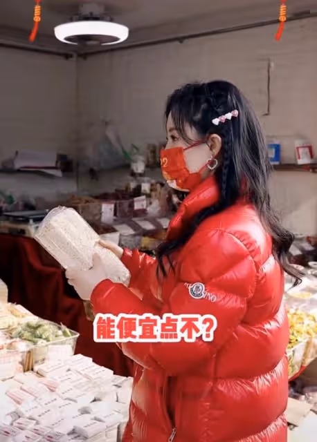 舒暢自曝留杭州過年,逛路邊平價小攤無人識,買10元零嘴討價還價