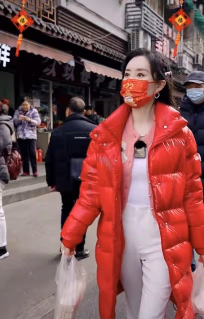 舒暢自曝留杭州過年,逛路邊平價小攤無人識,買10元零嘴討價還價