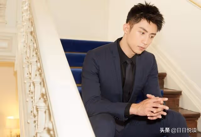 他曾是餐館服務員，偶然做了模特，演同性戀爆紅，迅速逆襲成明星