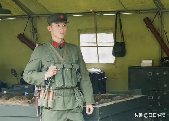 他曾是餐館服務員，偶然做了模特，演同性戀爆紅，迅速逆襲成明星