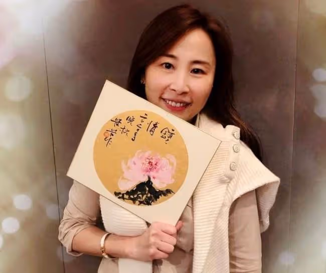周星馳女配蘭茜轉行當書畫家，整牙後顏值提升，開作品展眾星捧場