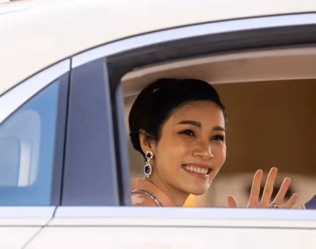 詩妮娜迎來37歲生日,和去年待遇相比有點差,泰王滿眼都是蘇提達