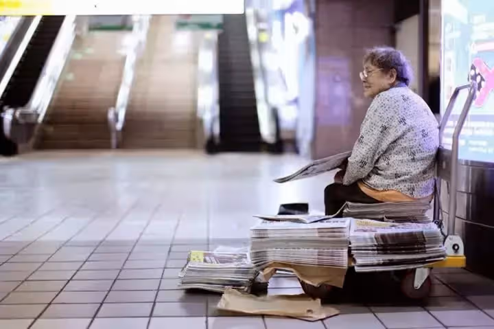 整天都沒人光顧!無助阿嬤「路邊賣雞蛋糕」網友好心搶購 在地人「不小心曝身分」網:眼淚快收回來