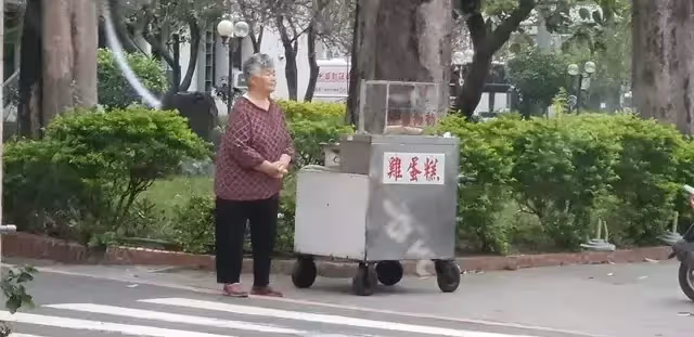 整天都沒人光顧!無助阿嬤「路邊賣雞蛋糕」網友好心搶購 在地人「不小心曝身分」網:眼淚快收回來
