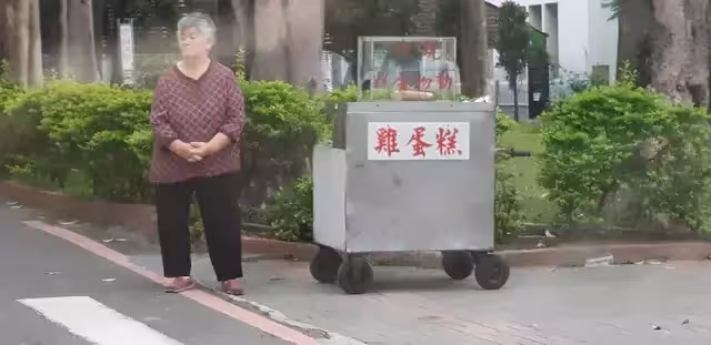 整天都沒人光顧!無助阿嬤「路邊賣雞蛋糕」網友好心搶購 在地人「不小心曝身分」網:眼淚快收回來