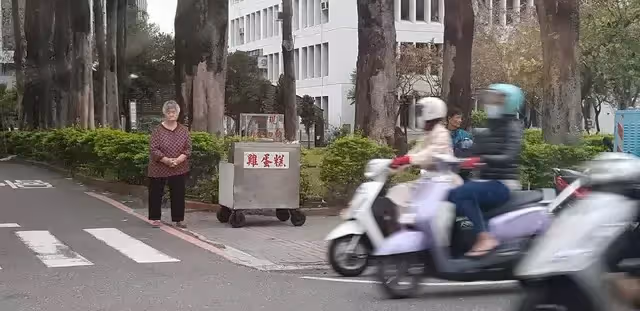 整天都沒人光顧!無助阿嬤「路邊賣雞蛋糕」網友好心搶購 在地人「不小心曝身分」網:眼淚快收回來