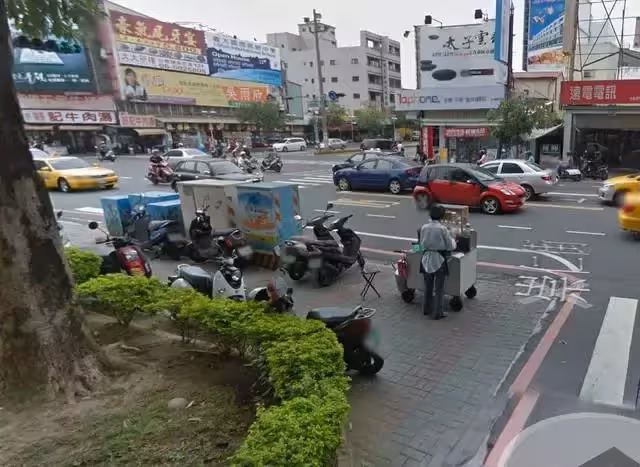 整天都沒人光顧!無助阿嬤「路邊賣雞蛋糕」網友好心搶購 在地人「不小心曝身分」網:眼淚快收回來
