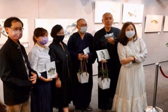 周星馳女配蘭茜轉行當書畫家，整牙後顏值提升，開作品展眾星捧場
