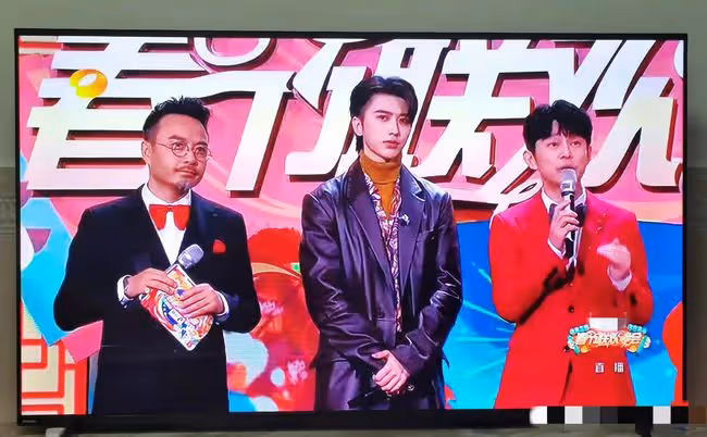 湖南春晚:何炅滿臉疲憊屢失誤,50歲孫悅勁歌熱舞,劉謙反成亮點