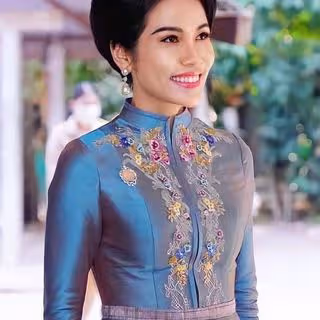 詩妮娜母親罕見公開亮相！穿傳統泰服好溫婉，貴妃的絕美氣質像她