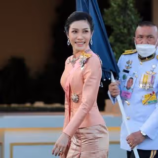 詩妮娜母親罕見公開亮相！穿傳統泰服好溫婉，貴妃的絕美氣質像她