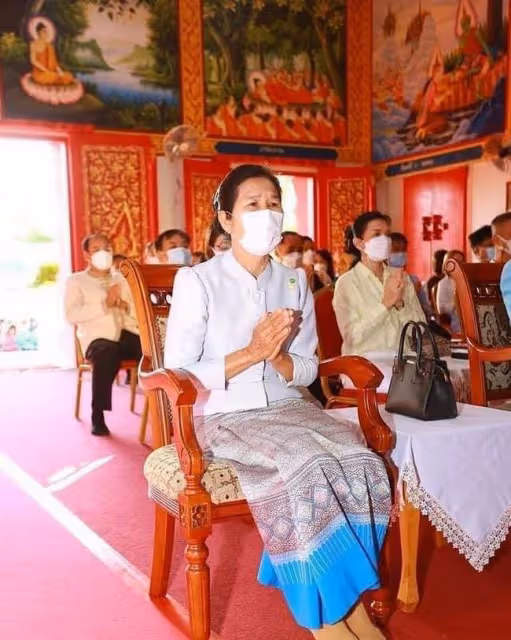 詩妮娜母親罕見公開亮相！穿傳統泰服好溫婉，貴妃的絕美氣質像她