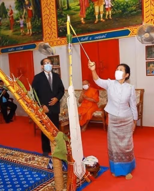 詩妮娜母親罕見公開亮相!穿傳統泰服好溫婉,貴妃的絕美氣質像她